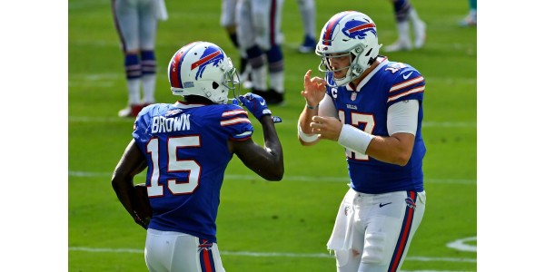 Le quart-arrière des Buffalo Bills Josh Allen attend avec impatience un match avec Patrick Mahome